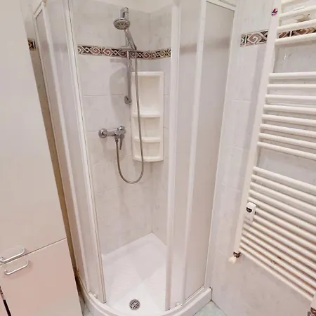 39pp - Agreable 2p Plein Centre De Avec Balcon Appartement *